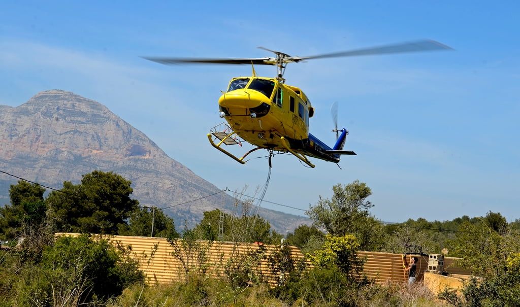 Helicóptero cargando agua