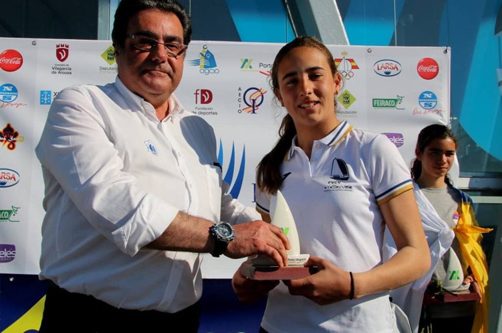 Julia Miñana recogiendo su trofeo
