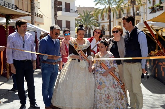 Las reinas de las Fogueres 2014 inaugurando la Fira de Artesanía