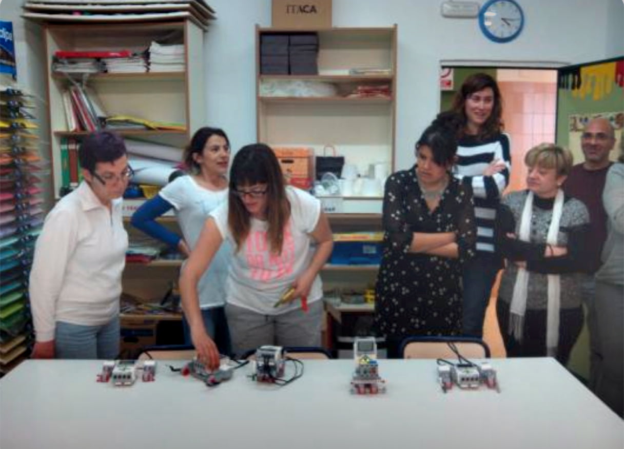 Profesores del Trenc d`Alba con sus creaciones robóticas