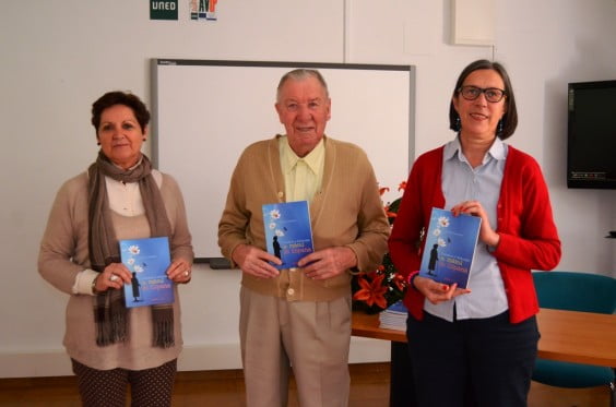 Roberto Vanhollebeke donando los cuentos a la biblioteca Municipal de Jávea