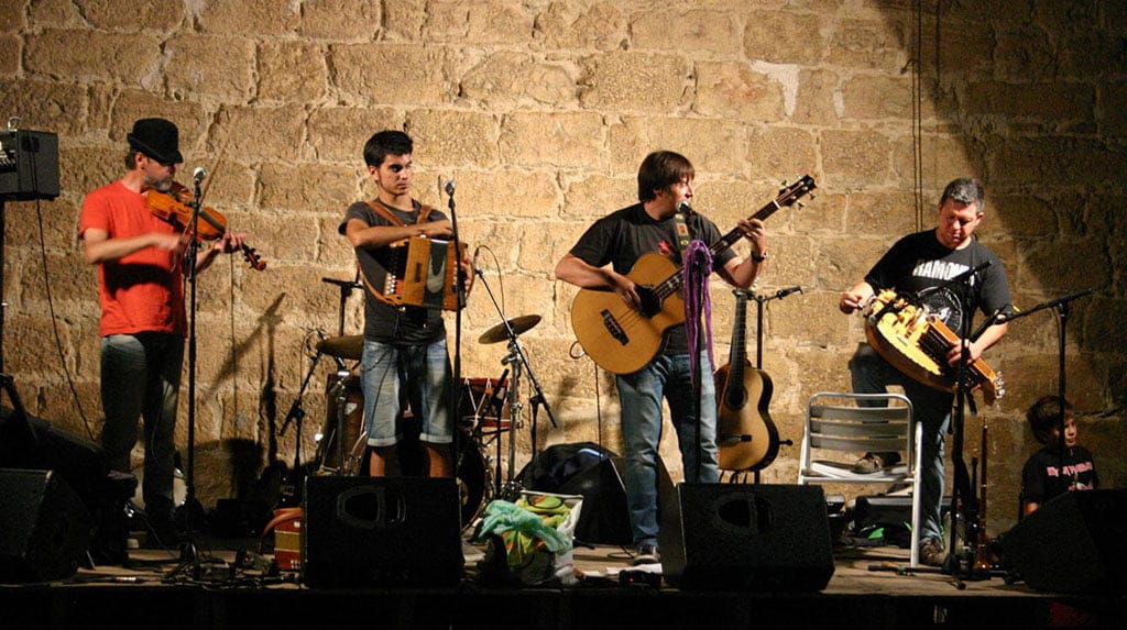 Tres fan ball en pleno concierto