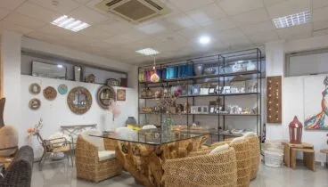 Sillas de mimbre y mesa original de exterior en Moraira