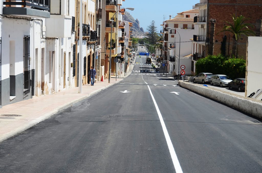 Aspecto de la Av. Juan Carlos I con el nuevo asfaltado