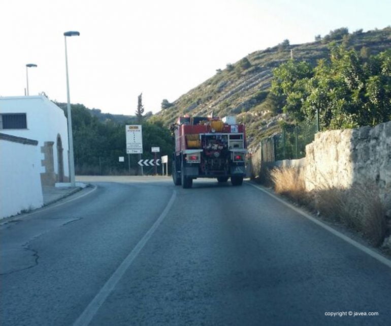 Camión de bomberos en dirección al incendio