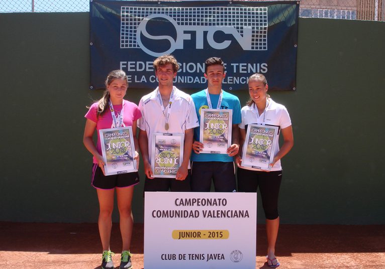 Campeones y finalistas junior en la pista del Club Tenis Jávea
