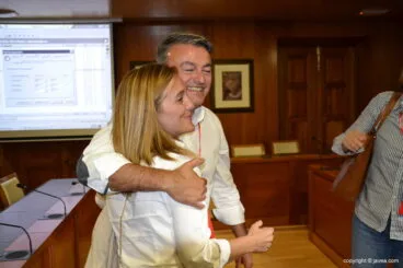Chulvi abrazando a su mujer