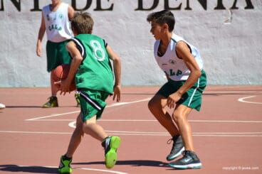 El base de Jávea botando el balón