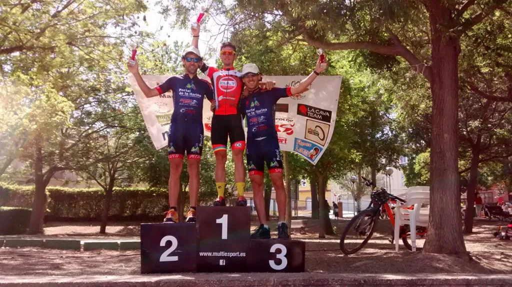Los hermanos Adelino y Saoro Moll en el podium de Benicandell