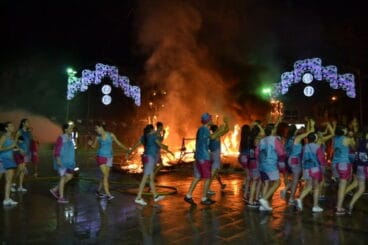 Quintos despidiendose de la foguera en Xàbia