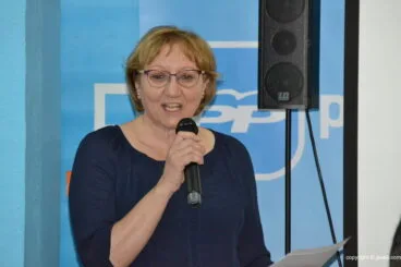 Tere Ern dirigiendo unas palabras a sus militantes