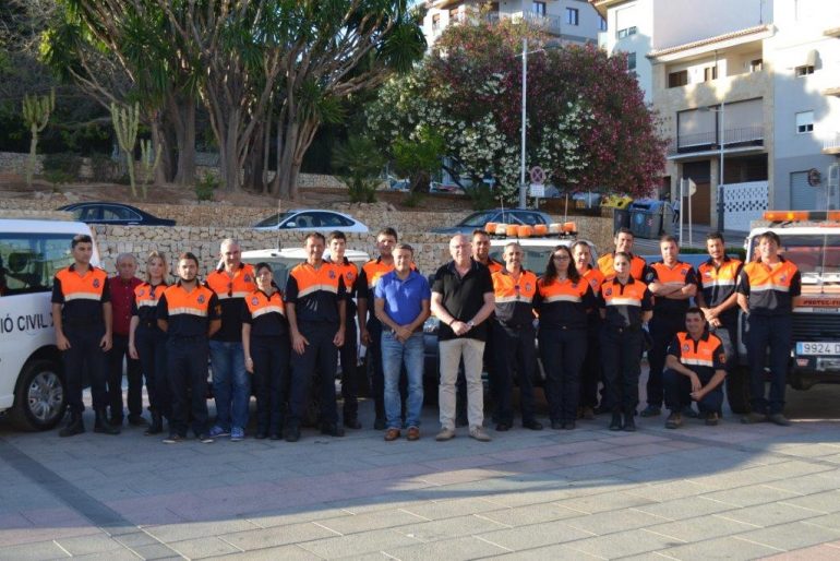 Voluntarios de Protección Civil de Jávea con las autoridades