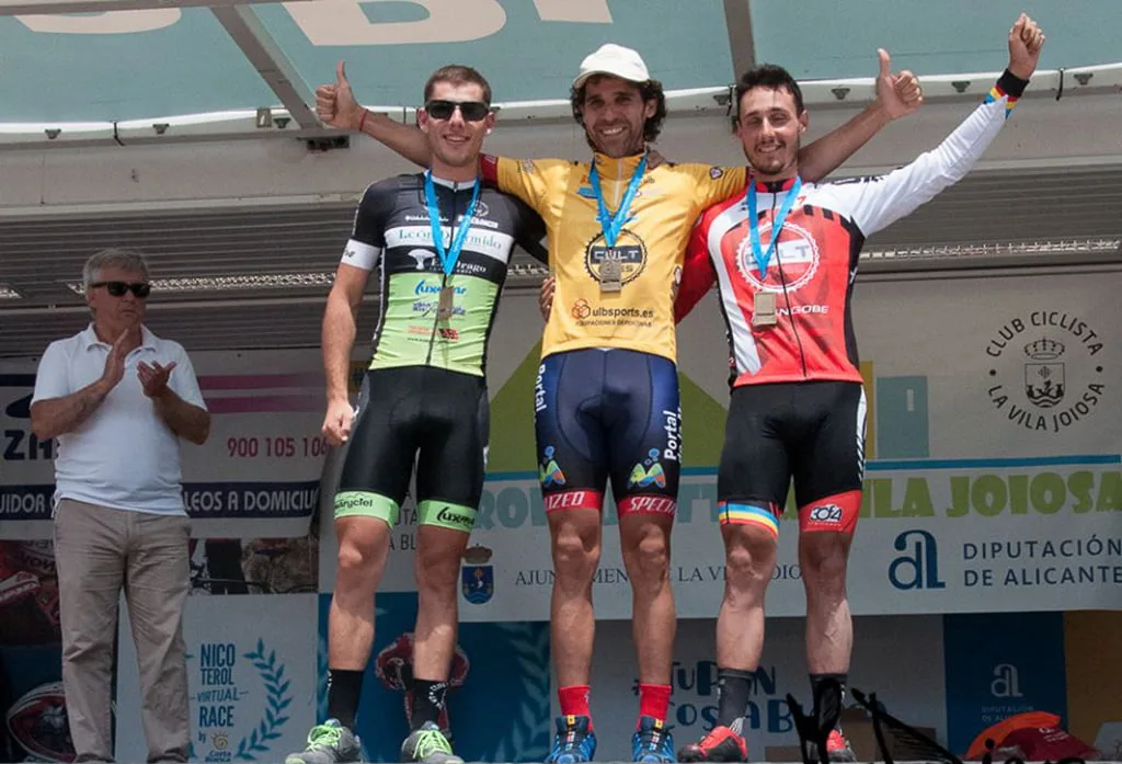 Adelino Moll con el maillot amarillo