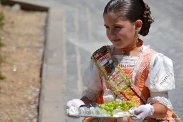 Ainhoa Buigues con la uva