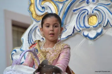 Ainhoa disfrutando del desfile de carrozas