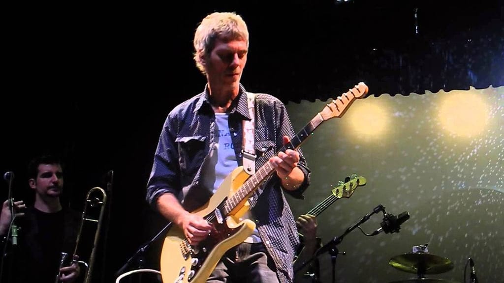 Ariel Rot durante un concierto