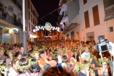 Calle repleta de público
