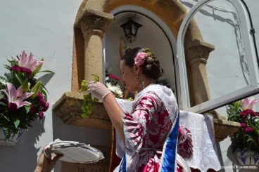 Carmen Catalá haciendo la ofrenda a S