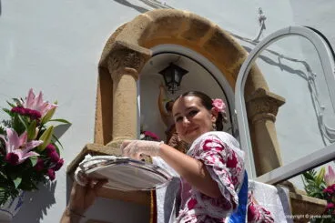 Carmen Catalá muy sonriente cogiendo las bacoras