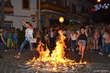 Chicas saltando la hoguera
