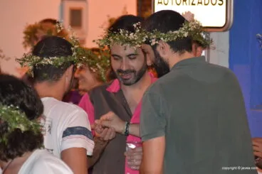 Chicos repartiendo las habas de la suerte