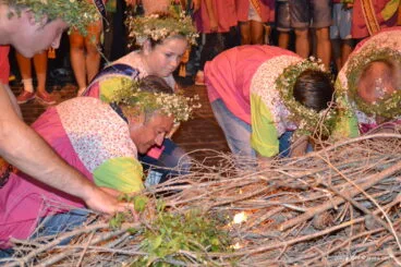 Chulvi colaborando en el encendido de la hoguera