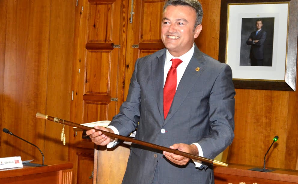 Chulvi recibe la vara de alcalde de nuevo