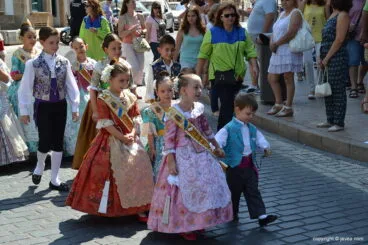 Comisión infantil de fogueres en el pasacalles
