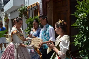 Festeros de la Calle San Cristobal recibiendo el 2º premio