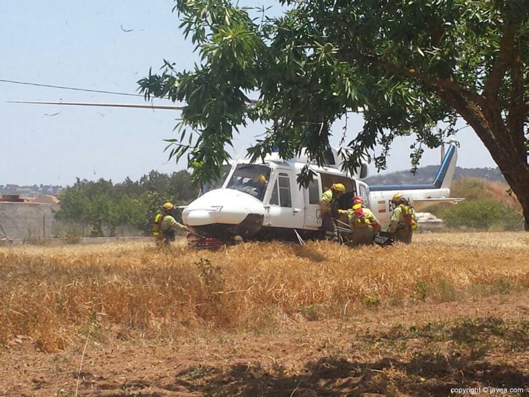Helicóptero en los trabajos de extinción del fuego en el Plà de Xàbia