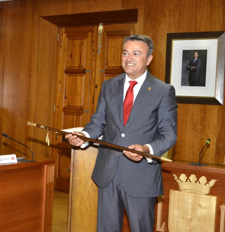 José Chulvi recibe la vara de alcalde de Xàbia