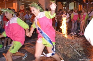 La presidenta de Fogueres en pleno salto