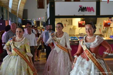 La reina de fogueres visitó el mercado municipal