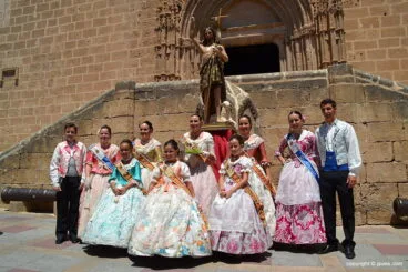 Las reinas de Fogueres con la comisión junto a San Juan.