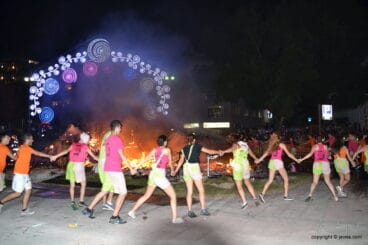 Los quintos del 2015 rodando la foguera grande