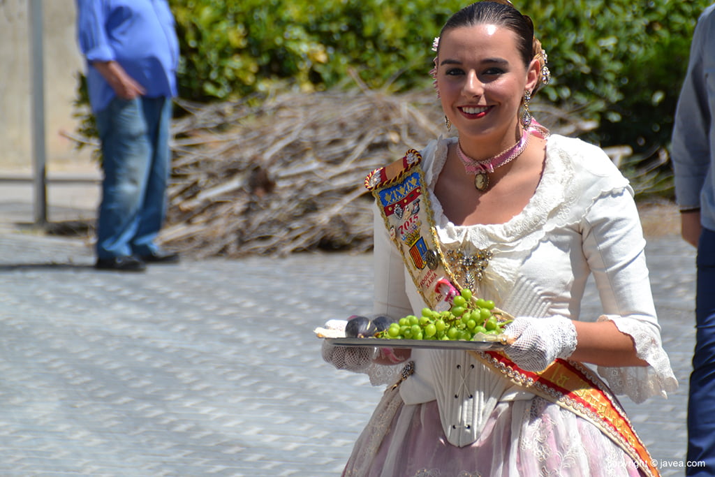 Lucía Catala con la uva