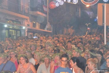 Multitud de gente esperando su turno para saltar la hoguera