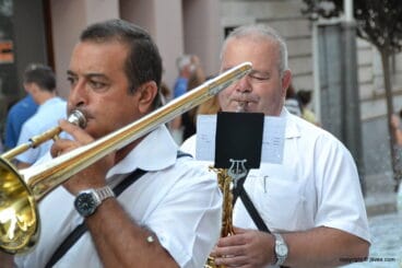 Músicos en desfile de carrozas