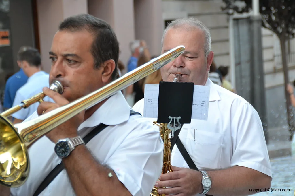 Músicos en desfile de carrozas