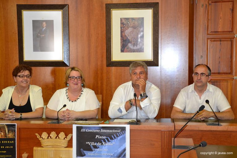 Quico Moragues junto a Nati Batallin y Mónica Suárez en ayuntamiento de Jávea