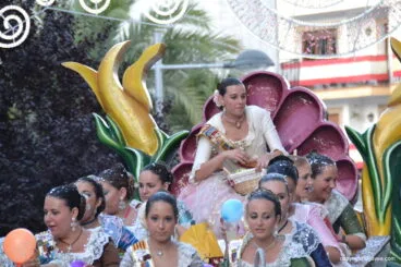 Reina de Fogueres repartiendo caramelos