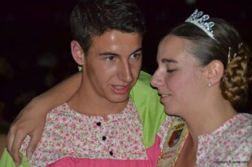 Sauro Cholbi consolando a Lucía Catalá