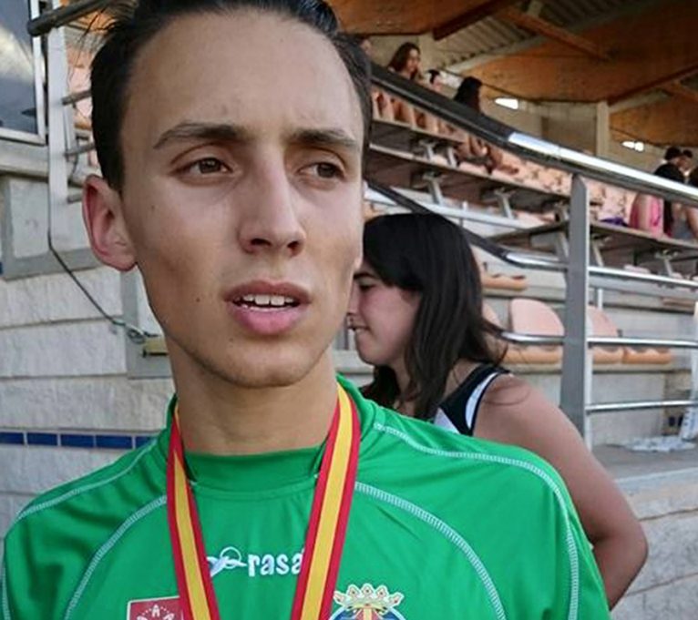 Siro Piña con su medalla de oro
