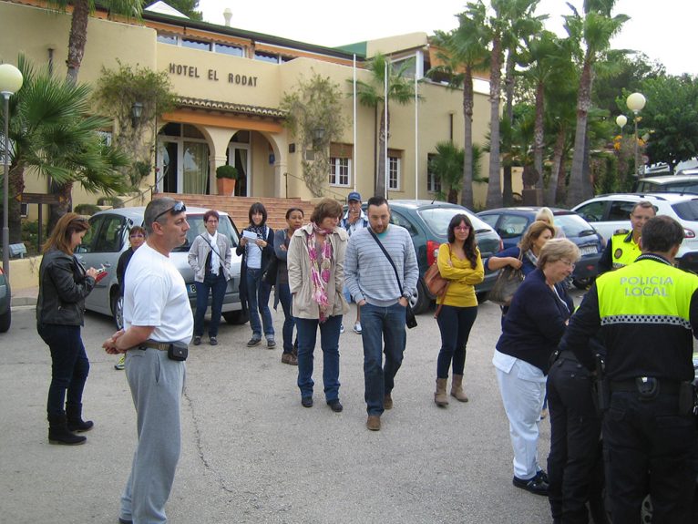 Trabajadores ante la puerta del Hotel El Rodat