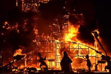 Ultimos rescoldos de la Foguera Grande