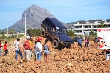 Un 4X4 atravesando un díficil tramo