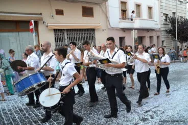 Una de las bandas de música en carrozas