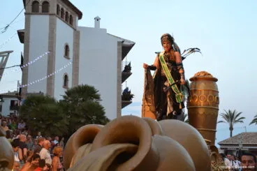Abanderada mora en su carroza