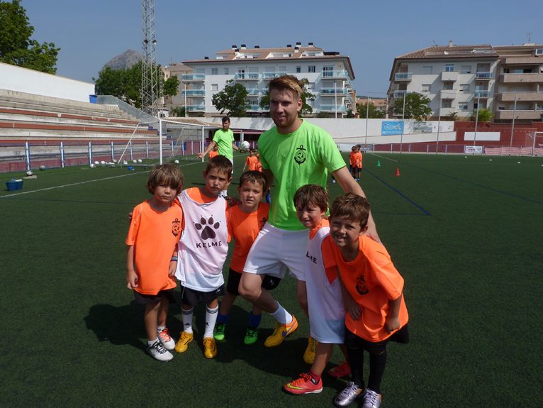 Adrián Ortóla compartiendo un entrenamiento con los niños