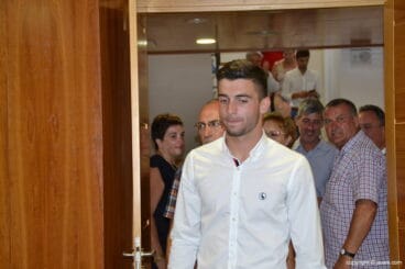 Antonio Sivera entrando en el salón de plenos